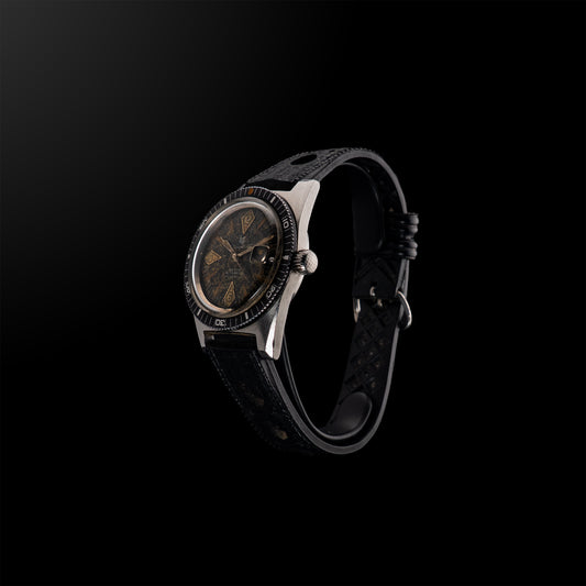 Montre LIP Dauphine vue en perspective, montrant le boîtier acier brossé et la couronne crantée