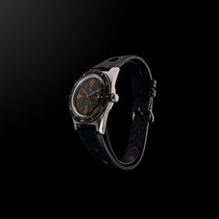 Montre LIP Dauphine vue en perspective, montrant le boîtier acier brossé et la couronne crantée