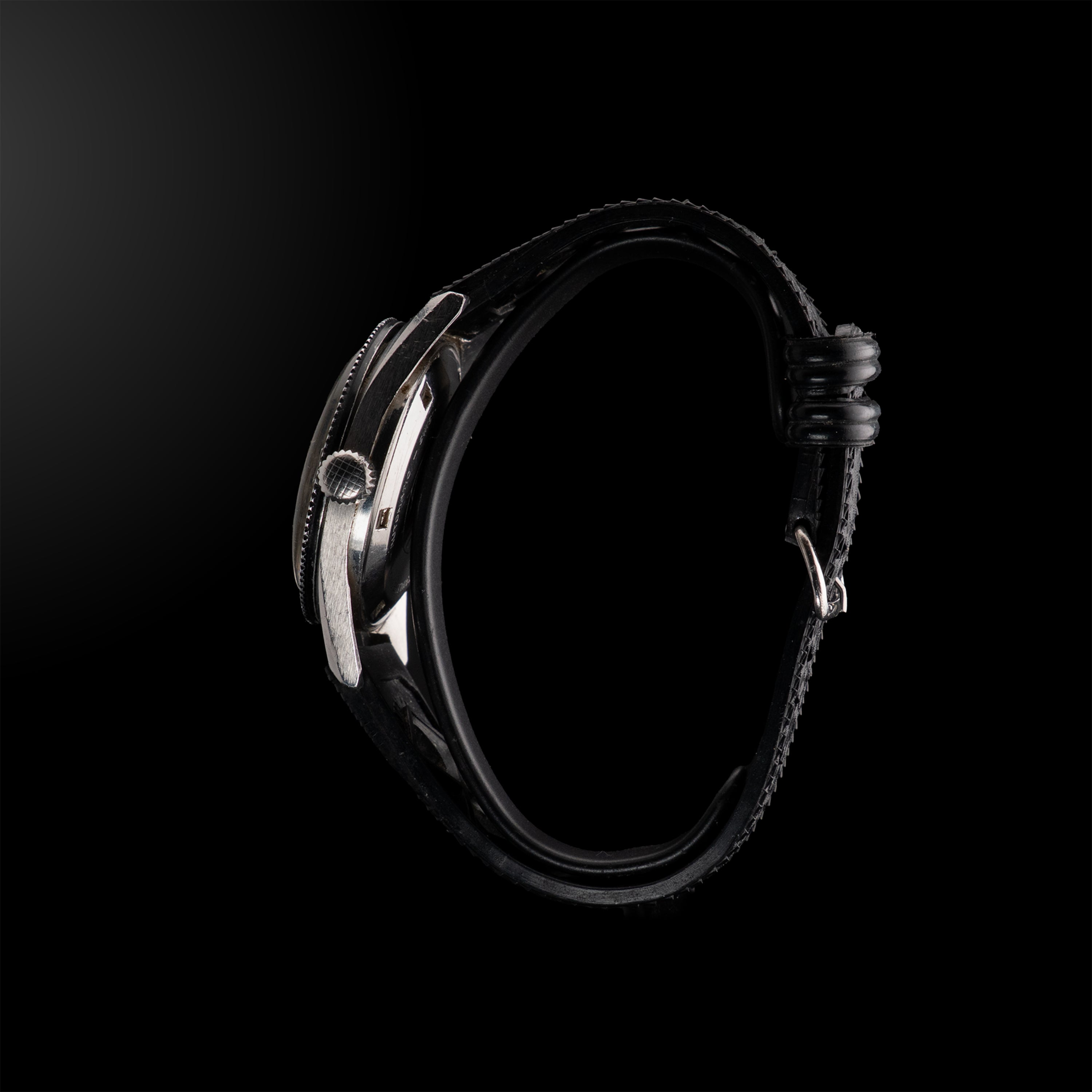 Profil droit de la montre LIP Dauphine avec focus sur l’épaisseur du boîtier et la lunette rotative