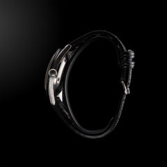 Profil droit de la montre LIP Dauphine avec focus sur l’épaisseur du boîtier et la lunette rotative