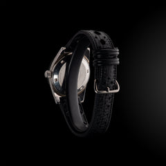 Montre LIP Dauphine vue de dos en angle, dévoilant le fond de boîtier gravé et le bracelet en caoutchouc perforé