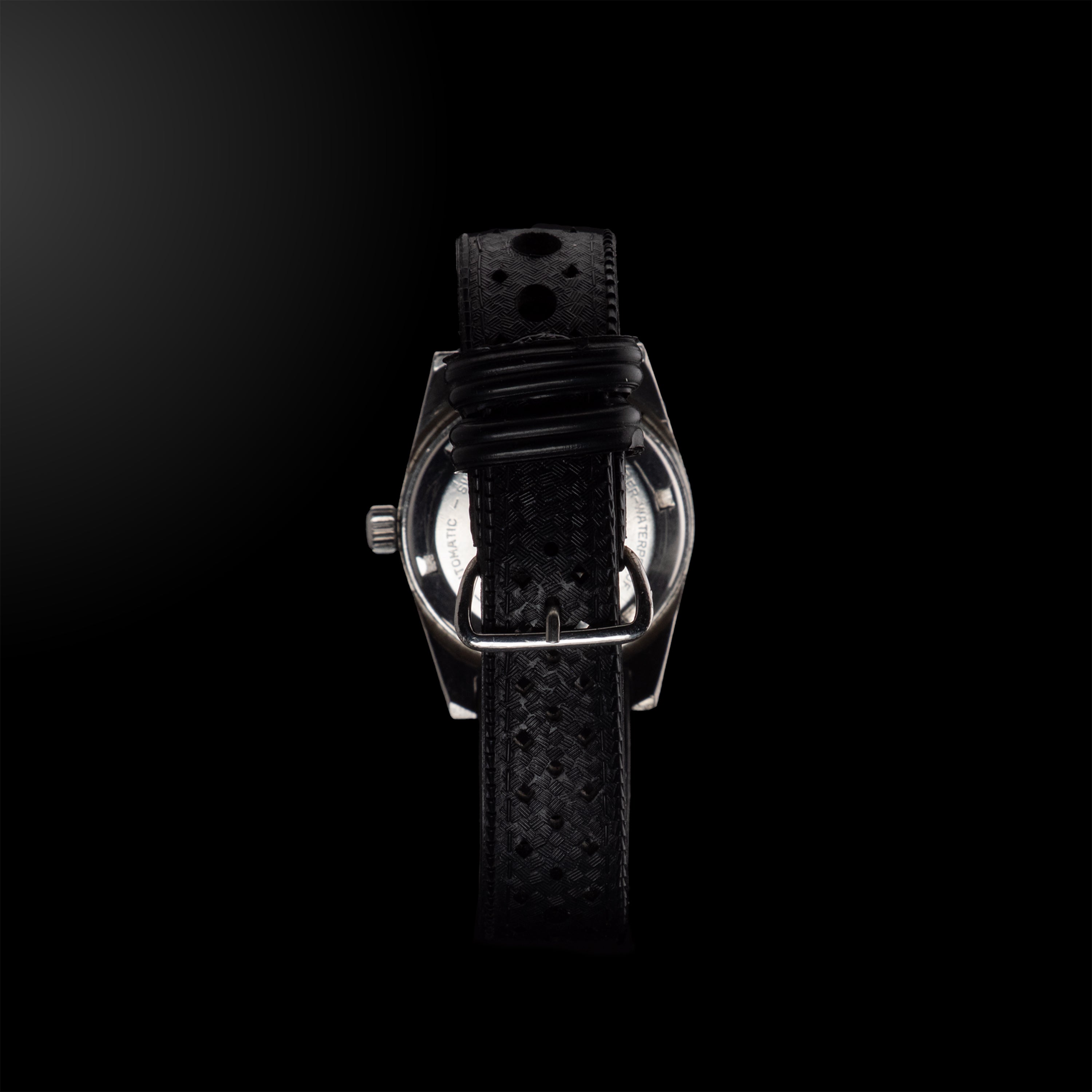 Vue arrière centrée de la montre LIP Dauphine avec boucle et bracelet texturé noir