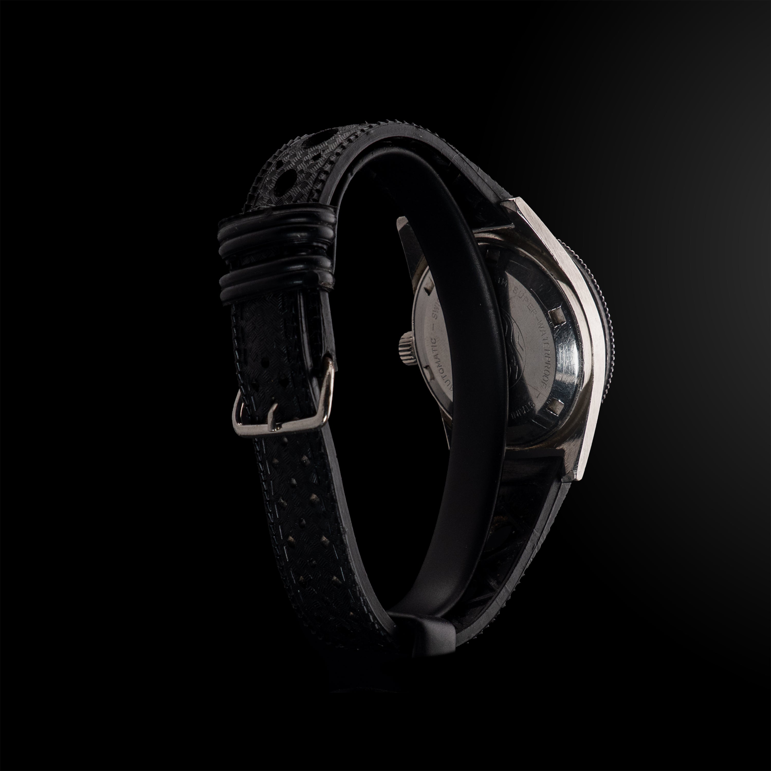 Montre LIP Dauphine vue de dos côté opposé, mettant en valeur le fond acier et la fixation du bracele