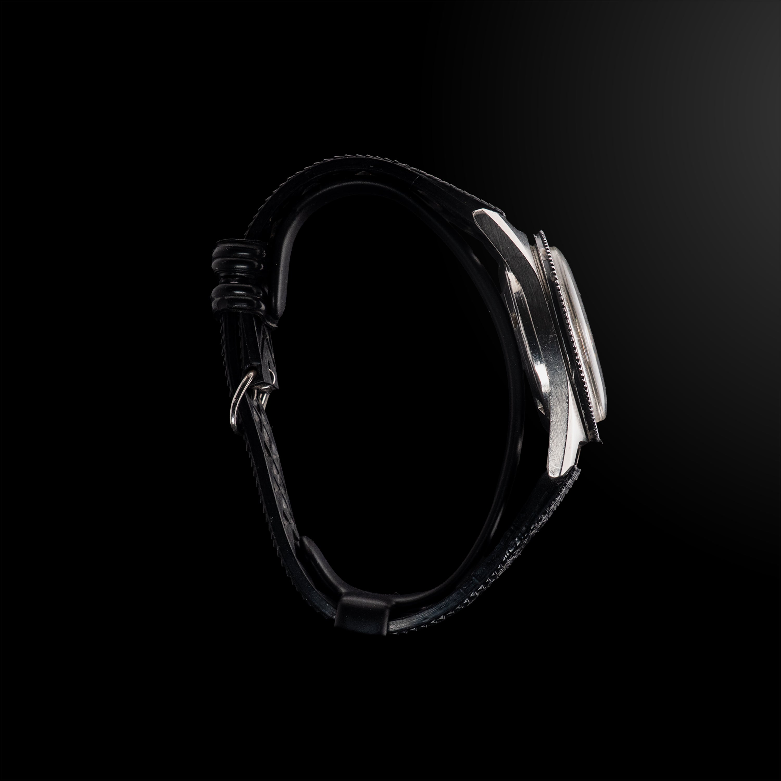 Profil gauche de la montre LIP Dauphine, montrant la courbure du boîtier et l’ajustement du bracelet en caoutchouc