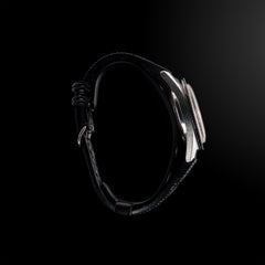 Profil gauche de la montre LIP Dauphine, montrant la courbure du boîtier et l’ajustement du bracelet en caoutchouc