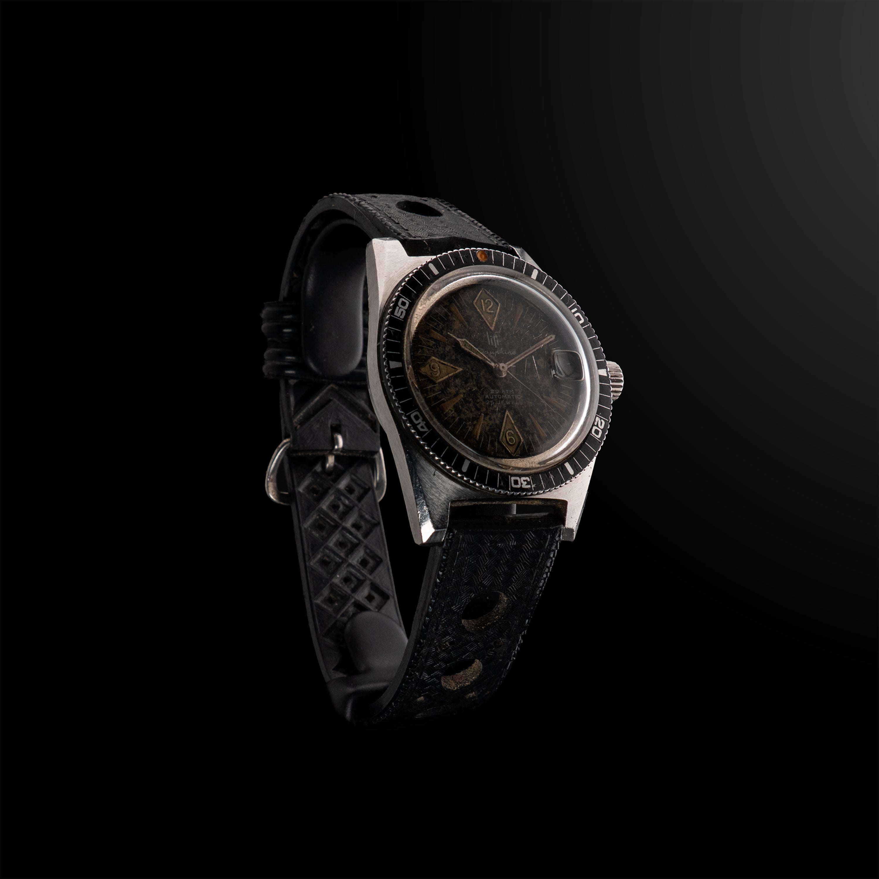 Montre LIP Dauphine vue en biais opposé, montrant le cadran vintage et la forme anguleuse du boîtier