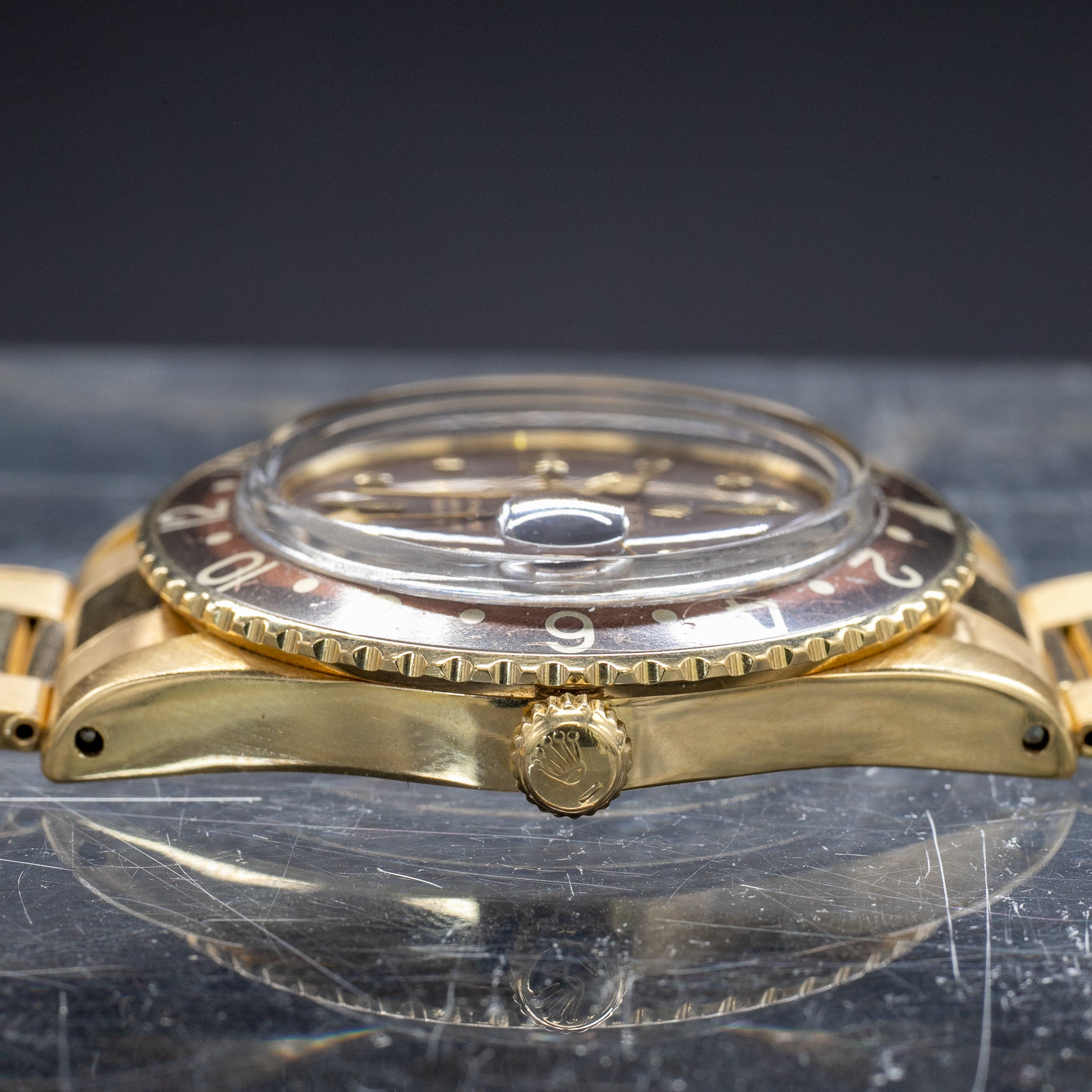 Rolex GMT-MASTER en Or Jaune réf.1675 "No Crown Guard" - L'Atelier du Temps