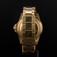 Vue oblique du fermoir Oyster de la Rolex Submariner en or jaune, réglage de la longueur du bracelet et détails de finition