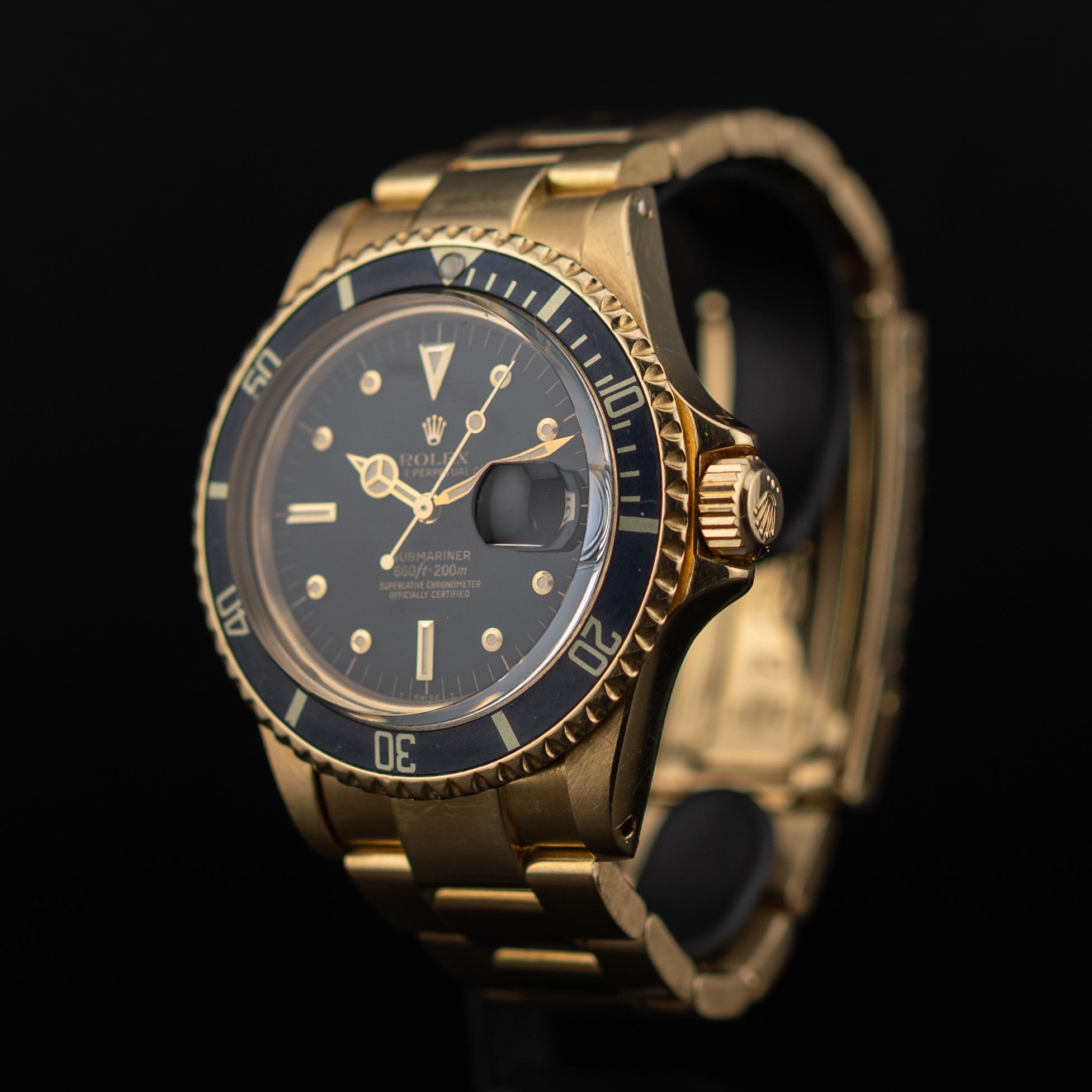 Rolex Submariner or jaune en vue trois-quarts avant droite, boîtier profilé, couronne vissée et bracelet Oyster incurvé
