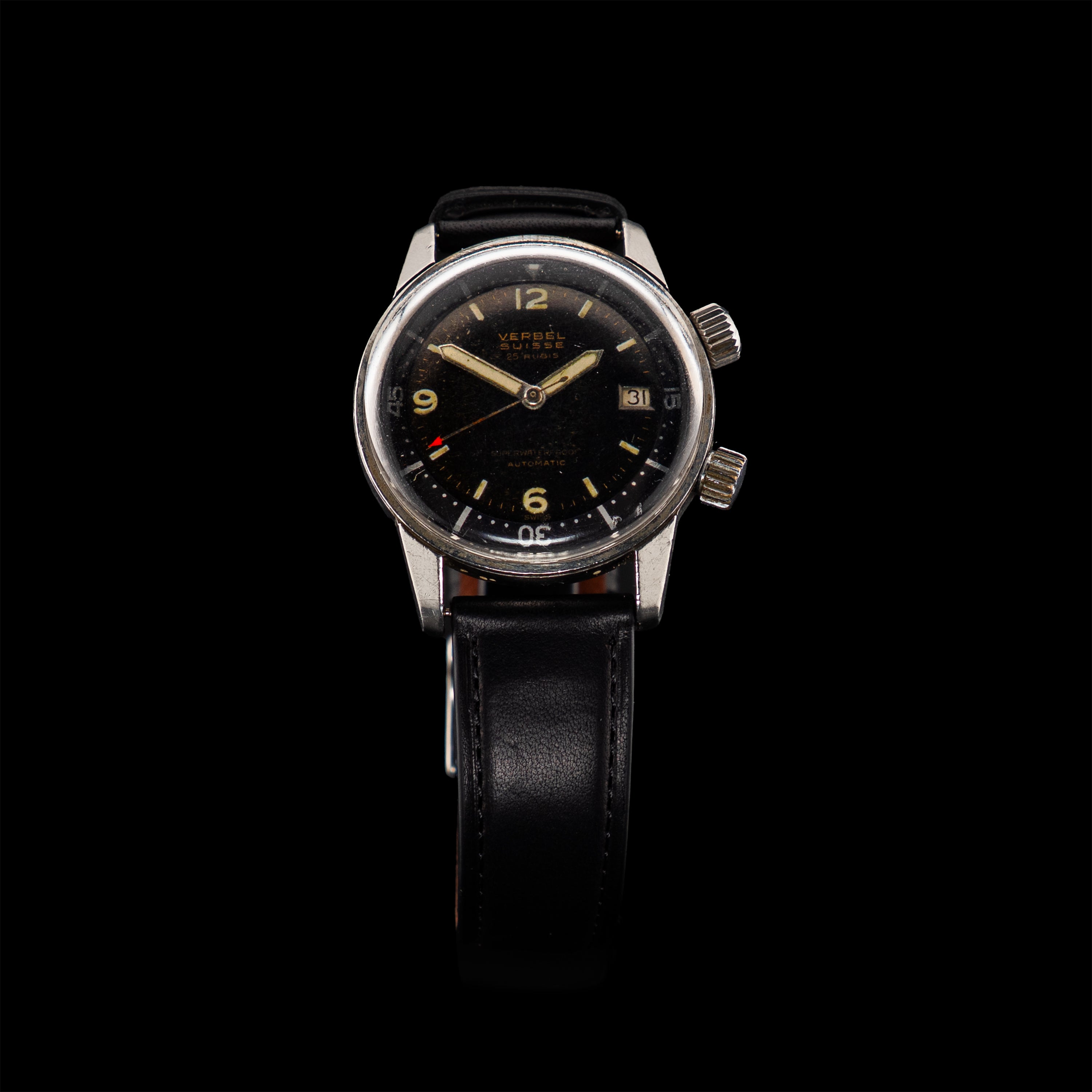 Montre Verbel Superwaterproof de 1959 vue de face, cadran noir patiné au tritium, deux couronnes d'origine, boîtier acier 36 mm