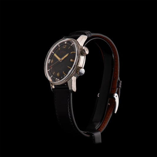 Montre Verbel Superwaterproof 1959 vue en perspective avec cadran noir mat et boîtier acier poli, bracelet cuir noir