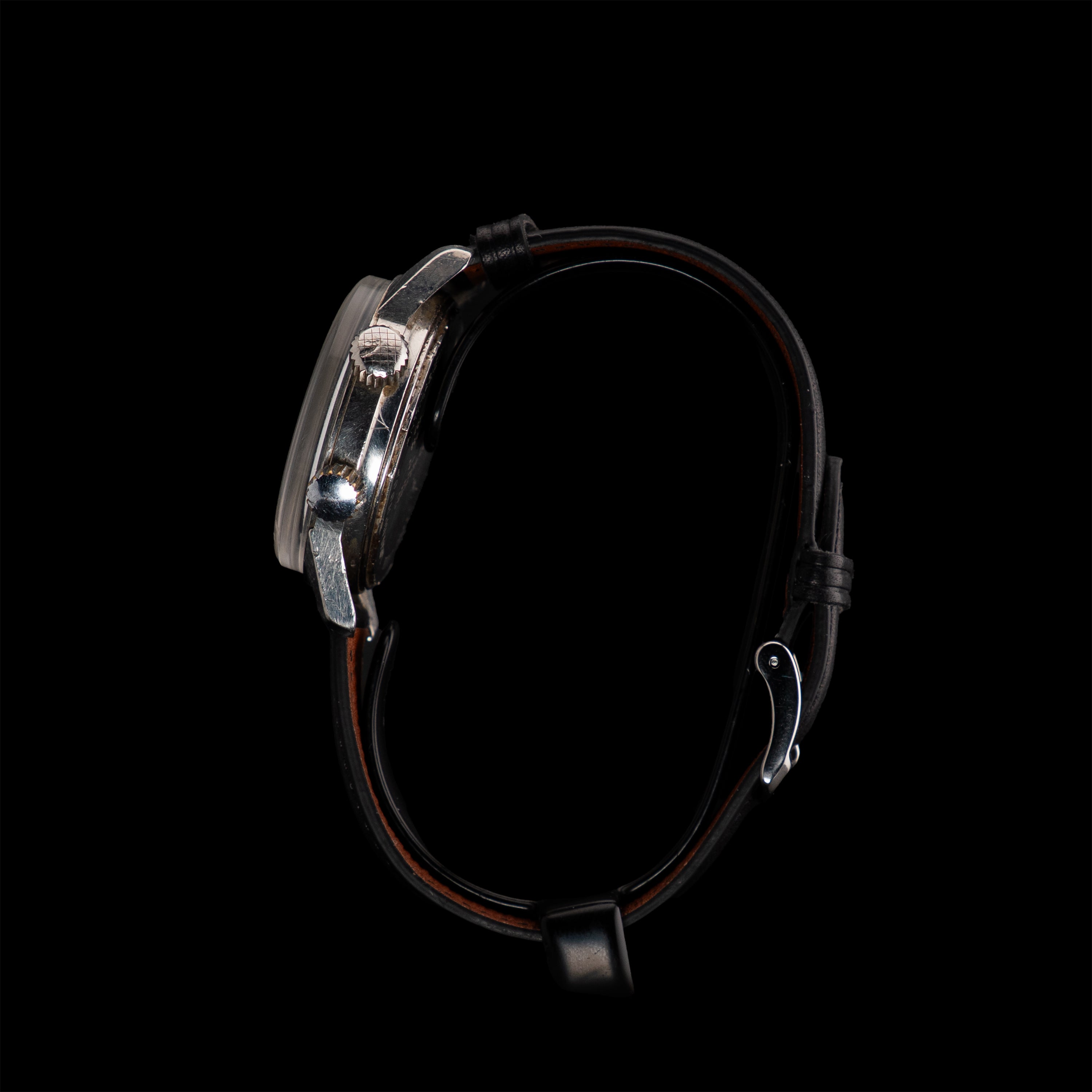 Profil droit de la Verbel Superwaterproof avec double couronne crantée d’origine et verre bombé vintage