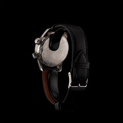 Montre Verbel Superwaterproof 1959 vue de dos en angle, fond de boîtier vissé, bracelet cuir noir cousu
