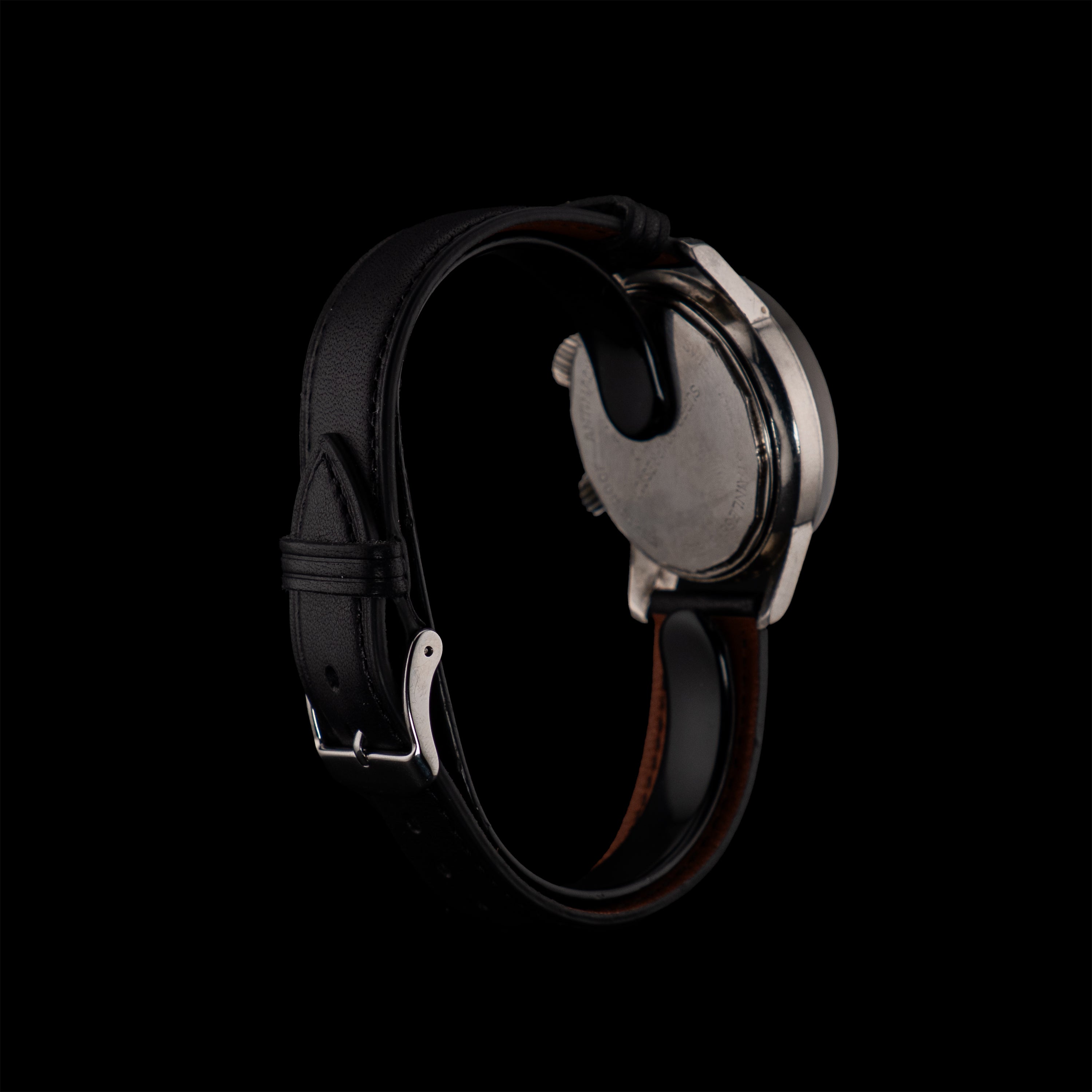 Montre Verbel de plongée vue de biais arrière, mettant en avant le fond acier vissé et les finitions du boîtier