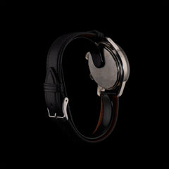 Montre Verbel de plongée vue de biais arrière, mettant en avant le fond acier vissé et les finitions du boîtier