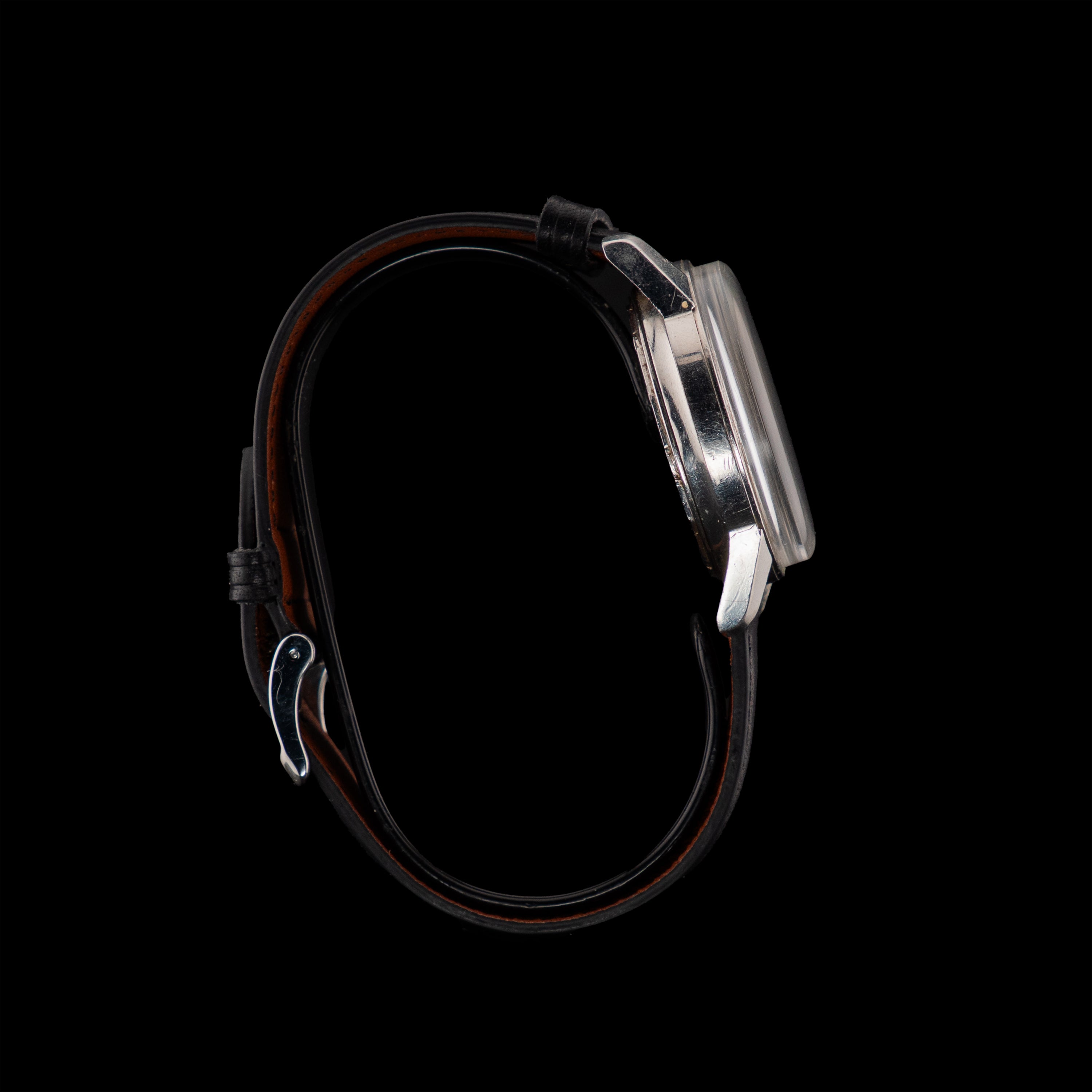 Vue latérale gauche de la montre Verbel Superwaterproof, boîtier acier fin et bracelet de plongée noir