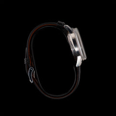 Vue latérale gauche de la montre Verbel Superwaterproof, boîtier acier fin et bracelet de plongée noir