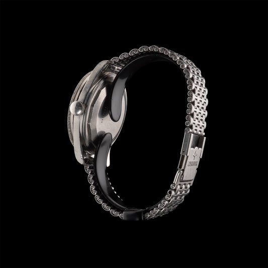 Montre Zenith S.58 vue de profil arrière gauche, boîtier acier et bracelet maille NSA inox d’origine