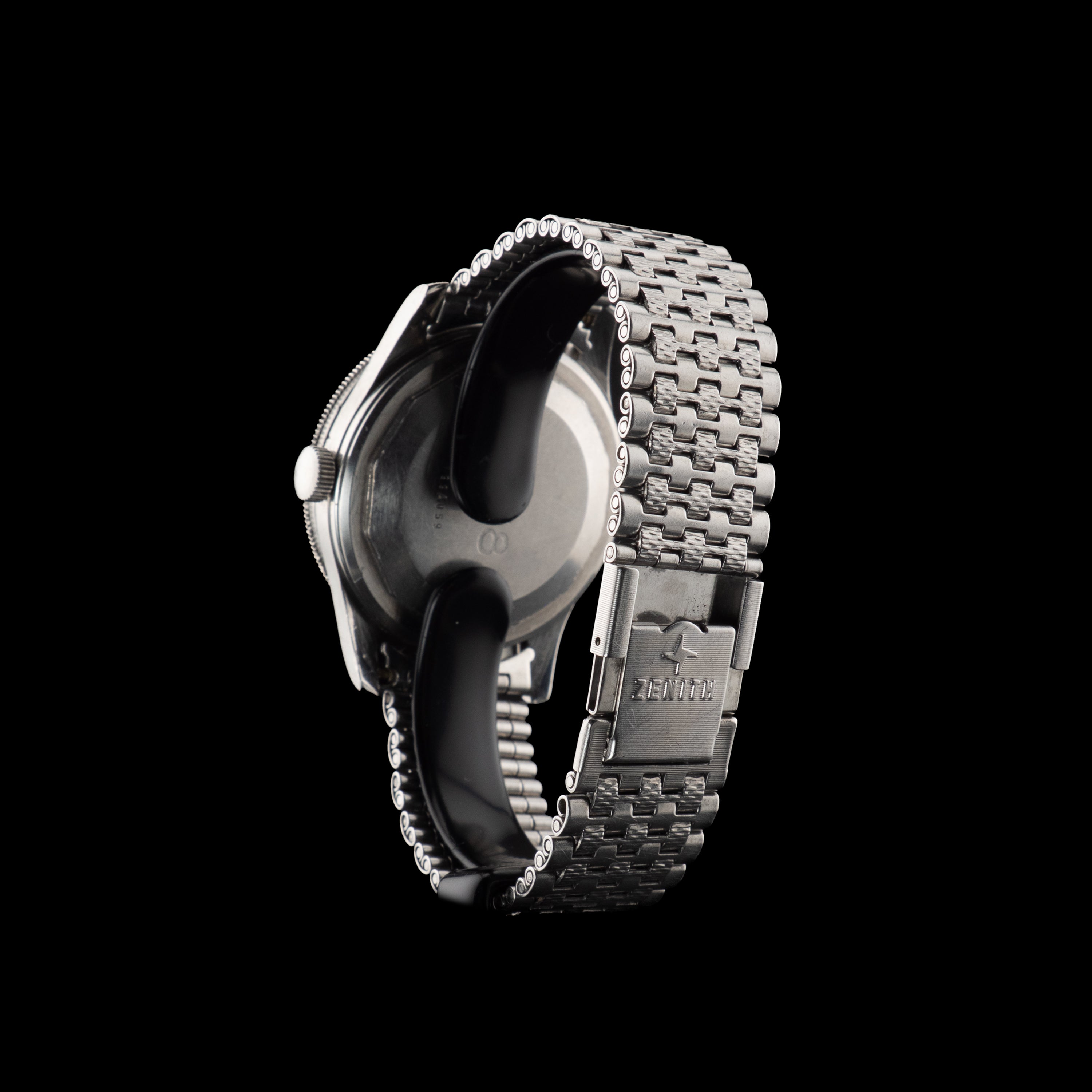 Vue de dos de la Zenith S.58 vintage, bracelet acier articulé et fond de boîtier vissé visible