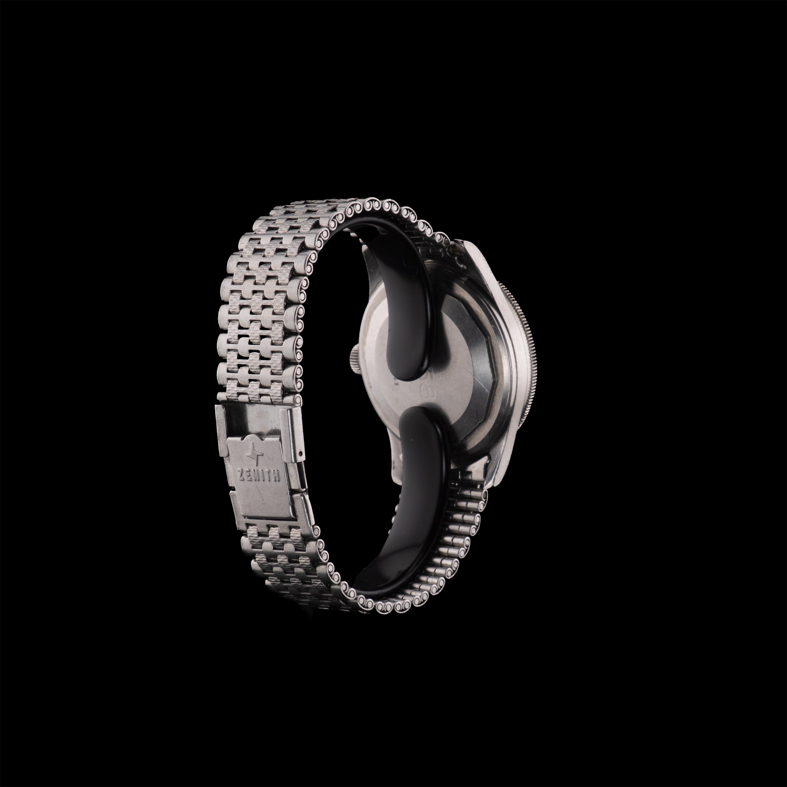 Montre Zenith S.58 vue arrière trois-quarts droit, bracelet articulé et boîtier en acier poli