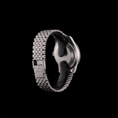 Montre Zenith S.58 vue arrière trois-quarts droit, bracelet articulé et boîtier en acier poli