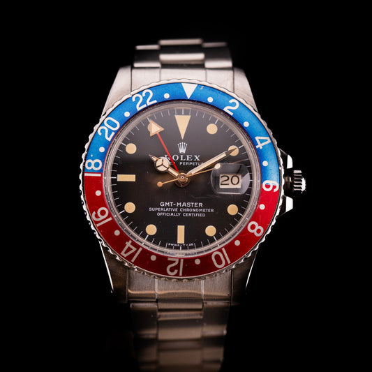 Montre Rolex GMT-Master Pepsi vintage avec lunette rouge et bleue et cadran noir patiné