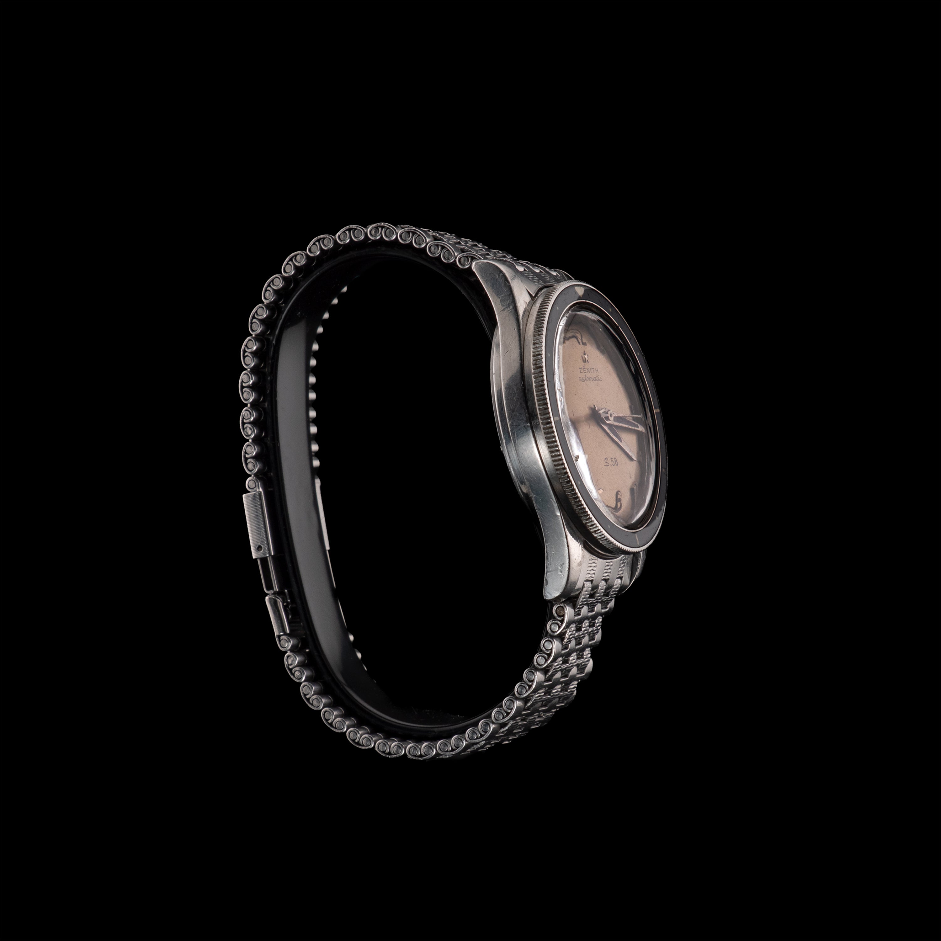 Montre Zenith S.58 de plongée vue en perspective, lunette noire, couronne d’origine et boîtier 38 mm