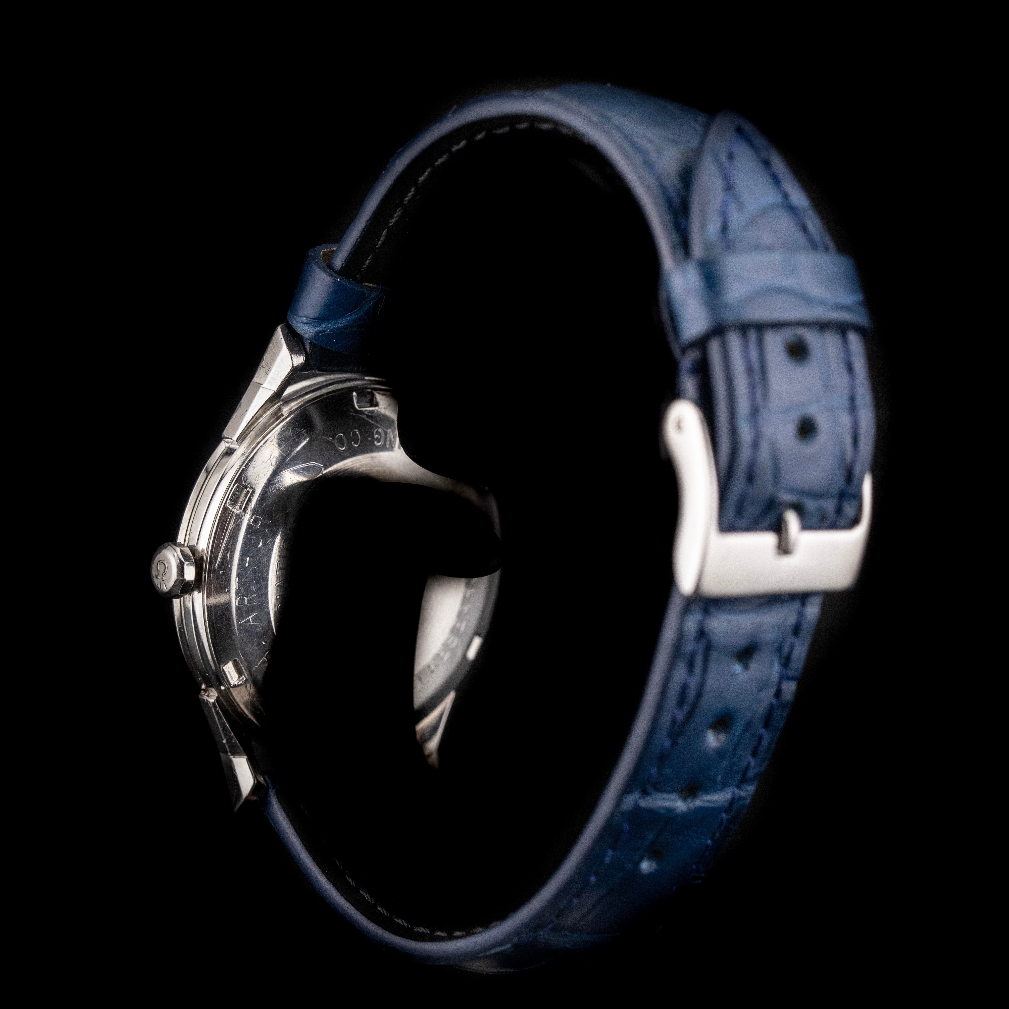 Omega Constellation Rusty 1968 boîtier acier et boucle cuir bleu vue arrière côté couronne