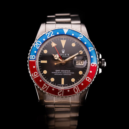 Montre Rolex GMT-Master Pepsi vintage avec lunette rouge et bleue et cadran noir patiné