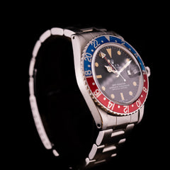 Montre Rolex GMT-Master Pepsi vintage cadran noir et lunette rouge bleue vue trois quarts